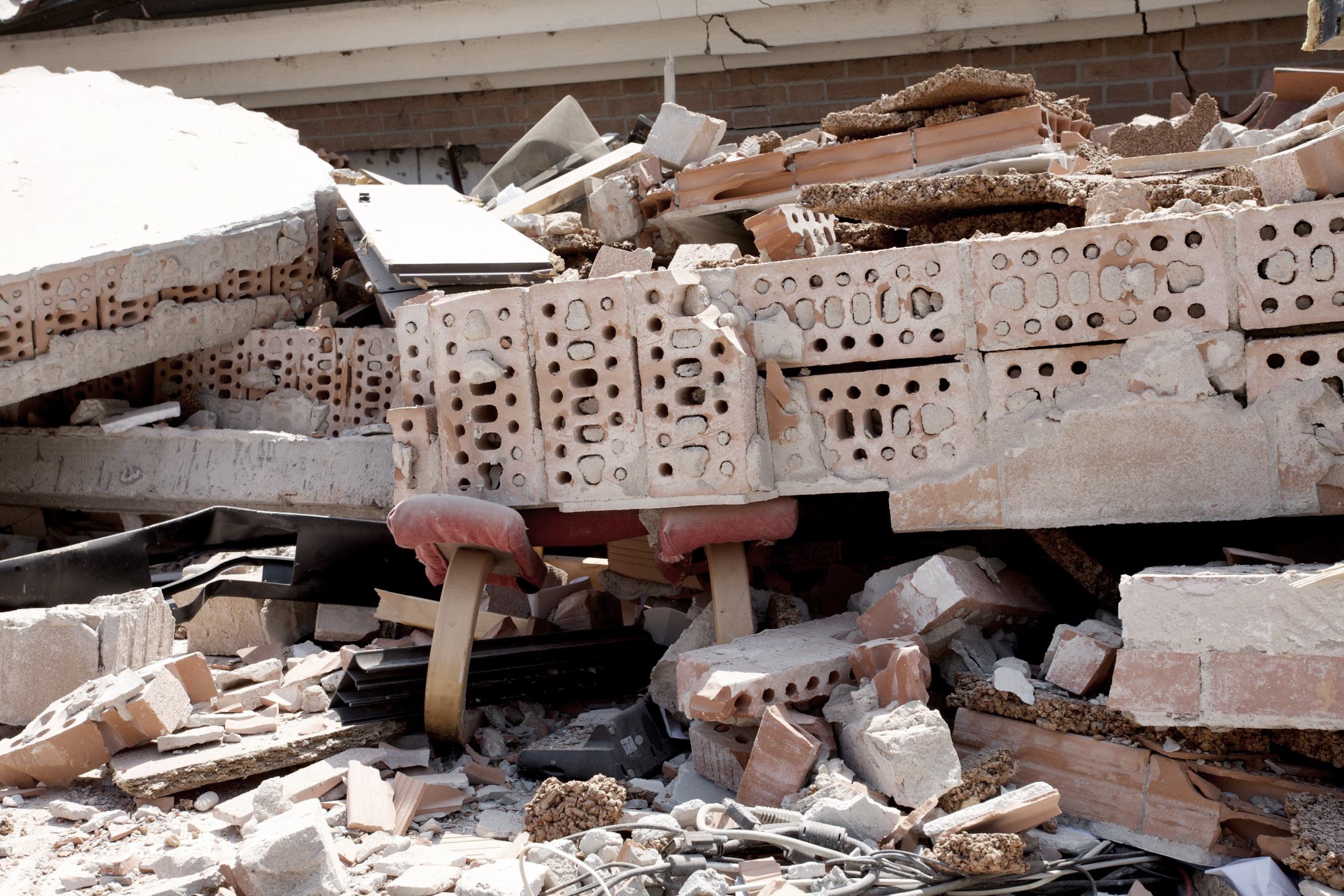PRECURSORI SISMICI UNA FRONTIERA DELLA SCIENZA? PROGETTARE IN EMILIA UN CENTRO DI RICERCA SUI TERREMOTI